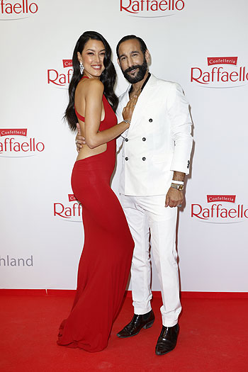 Rebecca Mir und Massimo Sinato (re) beim 2. Raffaello Summer Dinner 2021 in Berlin (©Foto: Franziska Krug/Getty Images Publicity für Ferrero Deutschland)